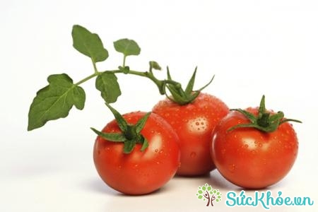 Cà chua chứa nhiều vitamin giúp bờ môi bạn thêm căng mọng