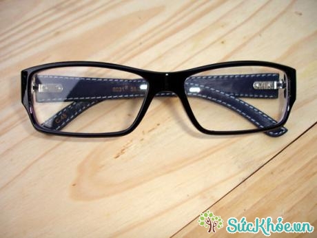 Sử dụng khăn giấy làm sạch mắt kính