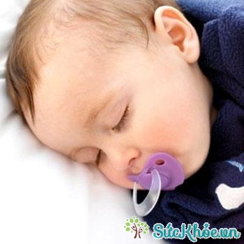 Trẻ mọc răng thường chảy nước miếng nhiều