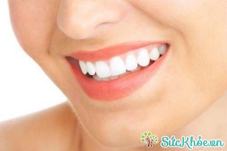 Làm trắng răng là công dụng làm đẹp của nước vo gạo