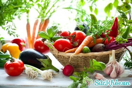 Rau xanh và hoa quả là những thực phẩm phòng ngừa táo bón hiệu quả