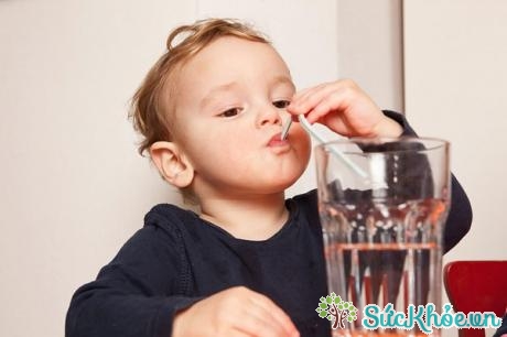 Cho trẻ uống nhiều nước rồi tiến hành móc họng