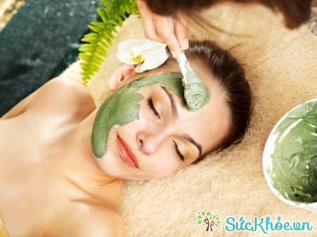 Một trong những tác dụng của bột trà xanh là chăm sóc da mặt