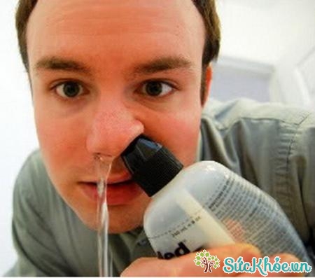 Rửa mũi bằng nước muối thường xuyên để chữa viêm xoang mũi