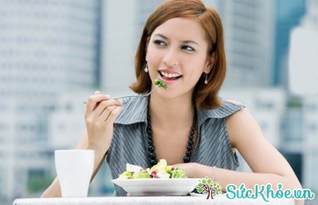 Ăn chậm để tránh các cơn đau dạ dày