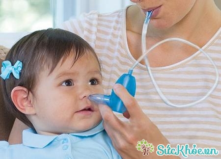 Có thể dùng dụng cụ hút mũi cho trẻ sơ sinh bị ngạt mũi
