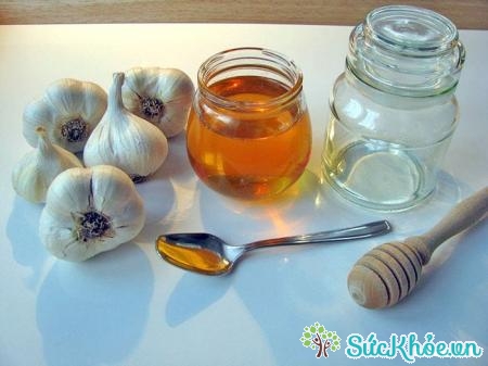 Cách chữa viêm xoang bằng tỏi và mật ong được nhiều người áp dụng