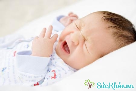 Trẻ sơ sinh bị ngạt mũi về đêm thường hay quấy khóc, nhất là vào ban đêm