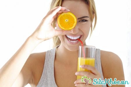 Khi bị cảm cúm nên ăn nhiều trái cây giàu vitamin C để tăng cường sức đề kháng cho cơ thể.