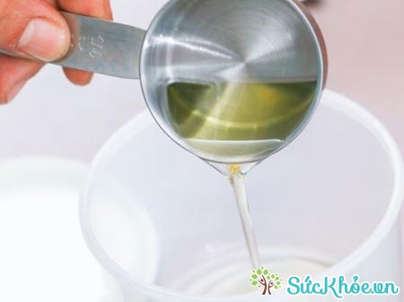 Cho dầu oliu và viên vitamin E vào lọ sạch