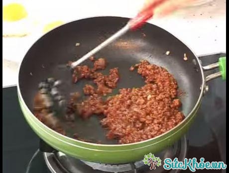 Cách làm súp thịt bò cà chua cho bé ăn dặm