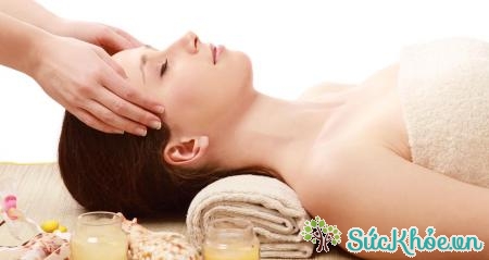 Massage da mặt với tinh dầu là cách chăm sóc da mùa đông hiệu quả tốt nhất