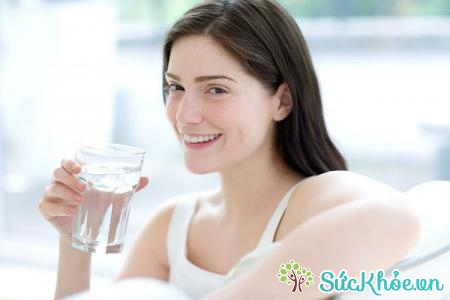 Uống chút nước là thói quen tốt trước khi ngủ sẽ giúp đẹp da và khỏe mạnh