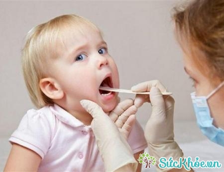 Vệ sinh răng miệng sạch sẽ thường xuyên để phòng bệnh viêm mũi dị ứng ở trẻ