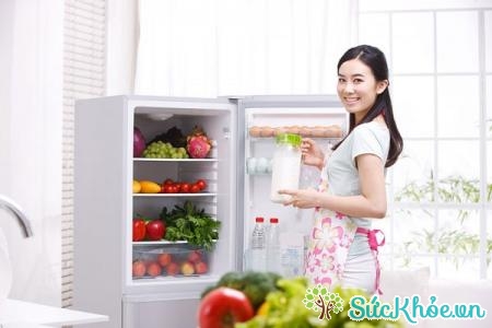 Lấy hết thực phẩm ra khỏi tủ để khử mùi hôi trong tủ lạnh