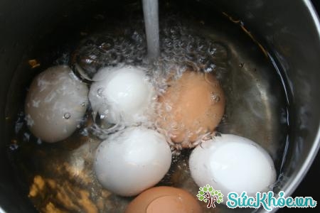 Cho thêm thìa giấm vào nồi luộc trứng để bóc trứng nhanh
