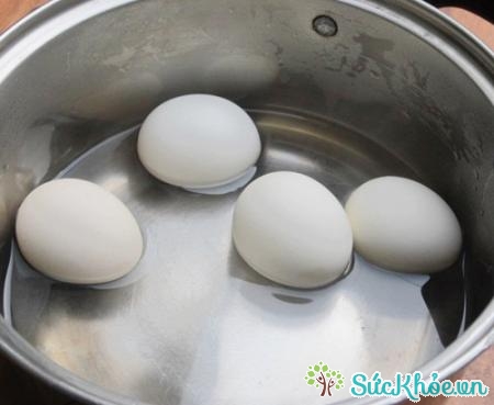 Xả nước lạnh vào nồi luộc trứng để bóc trứng dễ hơn