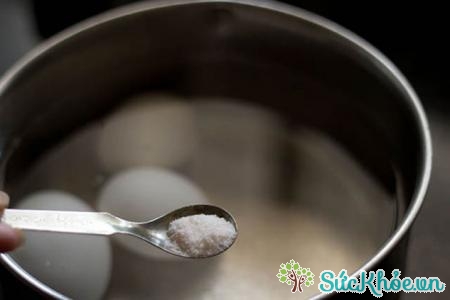 Thêm ít muối vào khi luộc trứng