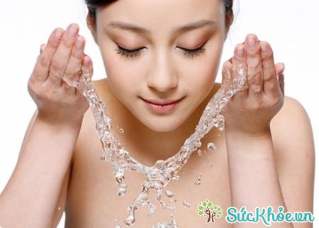 Rửa mặt 2 lần mỗi ngày là bí quyết chăm sóc da mặt của phụ nữ Hàn quốc.