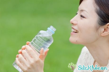 Uống nước trước khi đi ngủ là cách chăm sóc da mặt ban đêm hiệu quả nhất