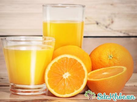 Uống nước ép cam rất giàu vitamin C là cách giúp giải rượu nhanh