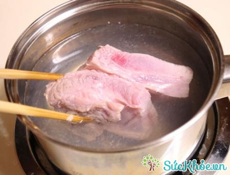 Trước khi nướng thịt, bạn trần qua thịt với nước nóng