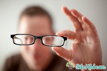 Cách chữa cận thị bằng cách đeo kính cận rất phổ biến