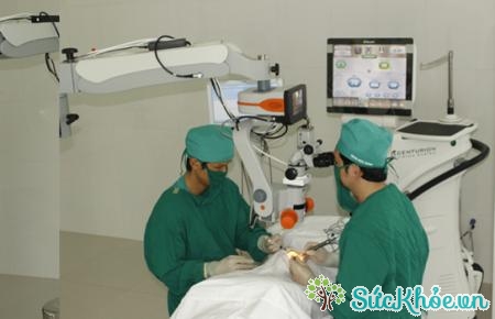 Chữa bệnh viễn thị bằng cách phẫu thuật mắt