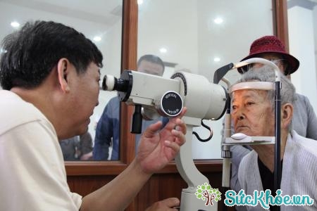 Viễn thị là tật khúc xạ về mắt thường gặp ở người già