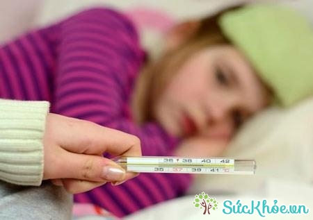 Trẻ bị viêm phổi sẽ có biểu hiện như sốt, ho, khó thở...