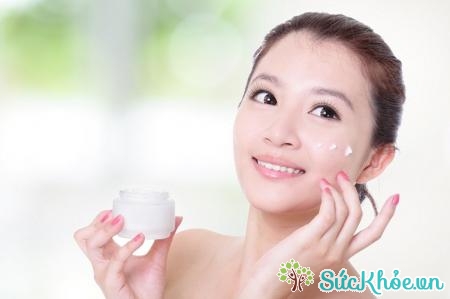 Bí quyết chăm sóc da hàng ngày cho phụ nữ sở hữu da khô thì hãy chọn loại kem dưỡng ẩm.