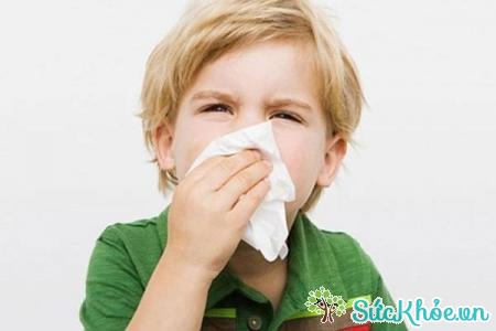 Tránh cho trẻ tiếp xúc với môi trường ô nhiễm để phòng tránh viêm phổi ở trẻ
