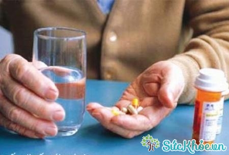 Những loại thuốc như thuốc an thần, điều trị loét dạ dày nên uống buổi tối