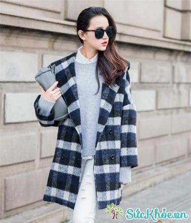 Kiểu áo khoác dạ kẻ vừa trẻ trung, năng động vừa giúp bạn đối phó với không khí lạnh mùa đông