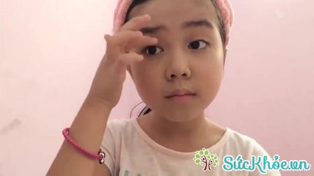 Cô bé lớp 5 Quỳnh Annie đang thu hút sự chú ý của cư dân mạng với những clip dạy trang điểm chuyên nghiệp trên kênh YouTube riêng
