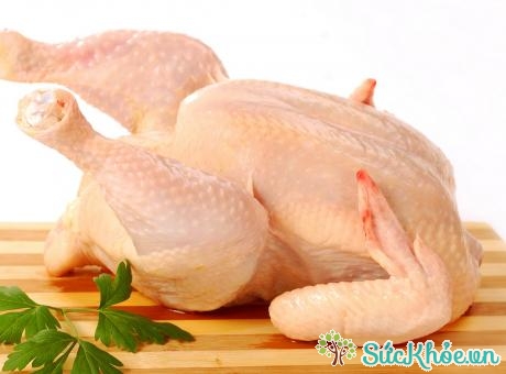 Làm sạch gà với nước muối trước khi luộc gà không cần nước
