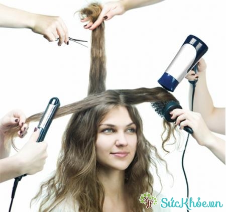 Thường xuyên dùng các hóa chất tạo kiểu tóc cũng là nguyên nhân rụng tóc ở nữ giới