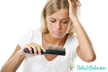 Rụng tóc quá nhiều có nguy cơ bị hói đầu khiến chị em mất tự tin khi giao tiếp