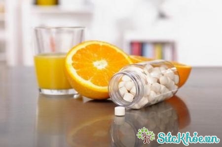 Không uống nước cam khi đang dùng thuốc kháng sinh