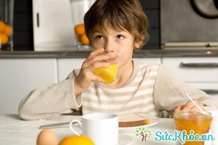 Nhiều người mắc sai lầm khi uống nước cam vào buổi tối