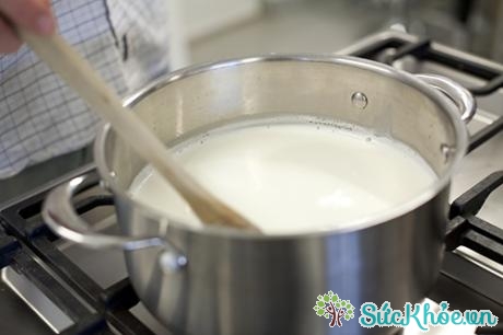 Cách làm sữa nghệ mật ong bước 1