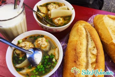 Bánh mì xá xíu chén là một trong các món ăn ngon ở Đà Lạt được người dân hay ăn