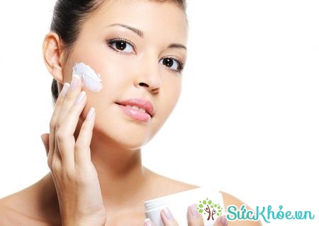 Sau khi tẩy trang xong nên dùng nước hoa hồng hoặc kem dưỡng ẩm để dưỡng da