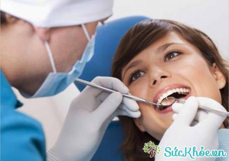 Nếu có triệu chứng đau nhiều nên nhờ đến bác sĩ răng hàm mặt để được điều trị triệt để bệnh viêm tủy răng