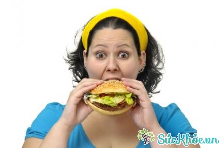 Nên tránh ăn thực phẩm nhiều dầu mỡ để hạn chế cholesterol cao