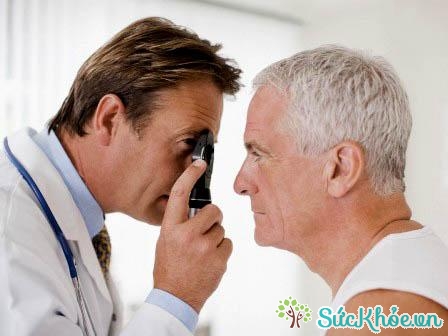 Bệnh đục thủy tinh thể là bệnh về mắt thường gặp ở người già