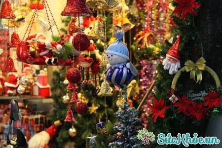Tại Hàng Mã, bạn có thể mua được bất kỳ món quà tặng Noel nào