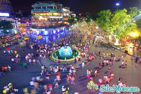 Phố đi bộ Hồ Gươm là địa điểm đi chơi ở Hà Nội được nhiều bạn trẻ ưa thích