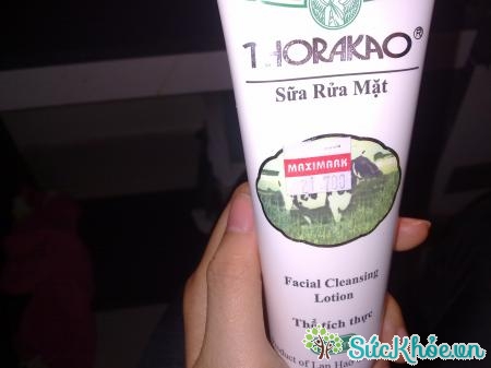 Sữa rửa mặt sữa bò Thorakao là mỹ phẩm giá rẻ có mùi thơm như kẹo sữa bò