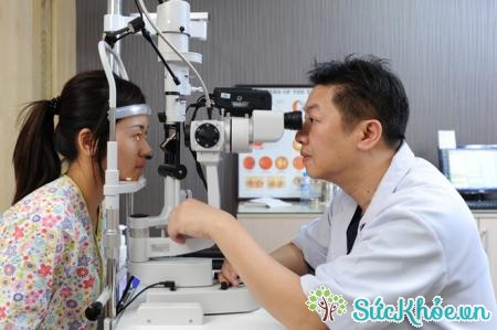 Phẫu thuật mắt không an toàn như đeo kính, nó có thể gây nhiều biến chứng xấu tới đôi mắt